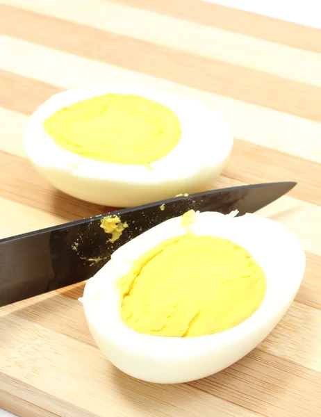 Două jumătăți de ou cu cuțit ceramic — Fotografie, imagine de stoc