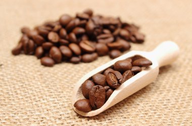 tahta kaşık ve yığın kahve kahve çekirdekleri