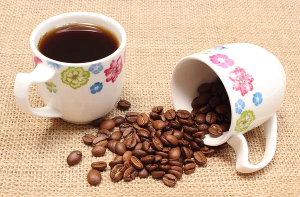Umgestürzte Kaffeetasse und Heißgetränk — Stockfoto