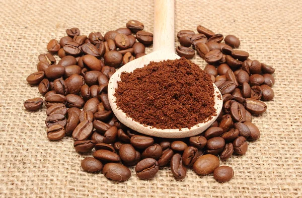 Gemalen koffie op houten lepel en korrels koffie — Stockfoto