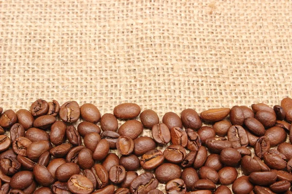 ジュート キャンバスに横になっているコーヒーの穀物 — ストック写真