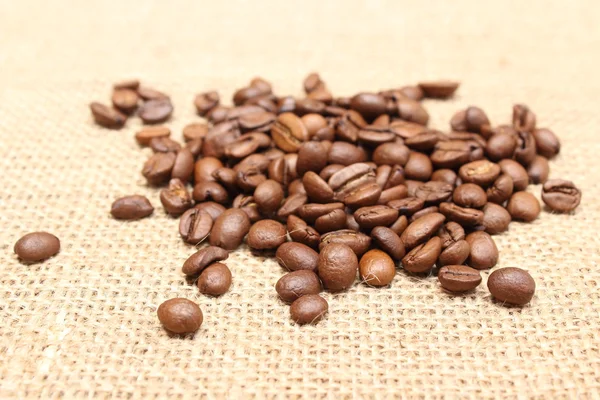 Heap de café em fundo de juta — Fotografia de Stock
