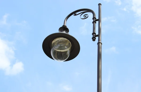 Lámpara de parque sobre fondo azul cielo — Foto de Stock