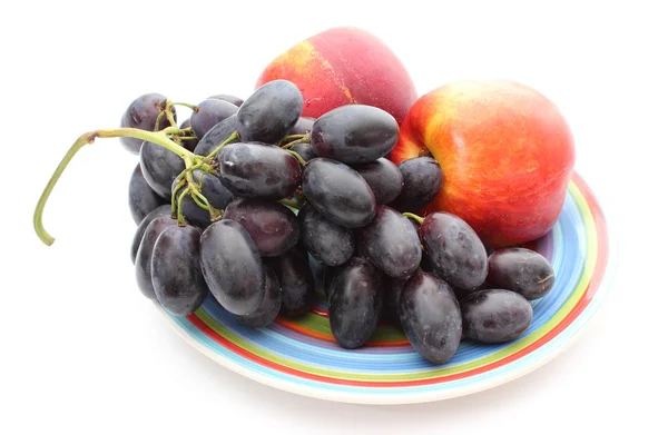 Frutas em prato colorido isolado no fundo branco — Fotografia de Stock