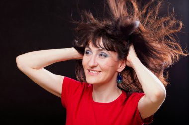 dağınık saçlı kadın