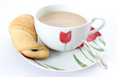 kruvasan ile kahve beyaz zemin üzerine