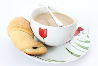 kruvasan ile kahve beyaz zemin üzerine