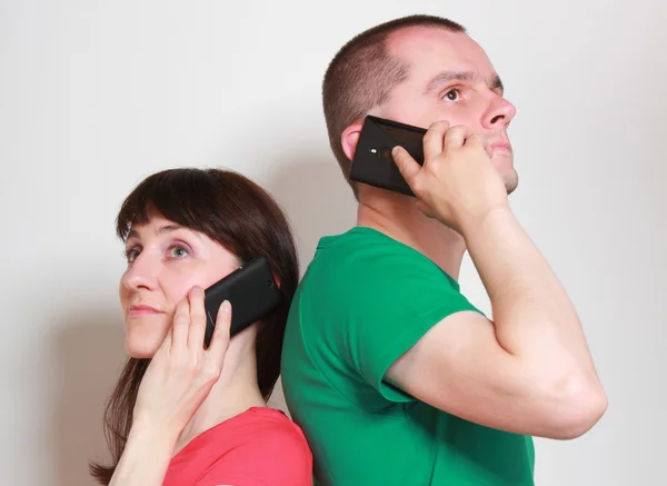 Mulher e homem falando no celular — Fotografia de Stock