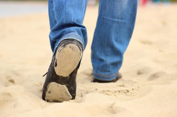 Gambe di donna sulla spiaggia in estate — Foto Stock