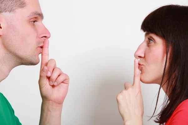 Женщина и мужчина показывают знак молчания — стоковое фото