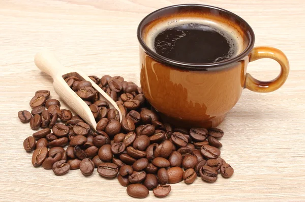 Cumulo di chicchi di caffè e tazza di bevanda — Foto Stock