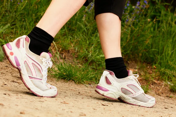 Vrouw lopen op wandelpad in het bos — Stockfoto