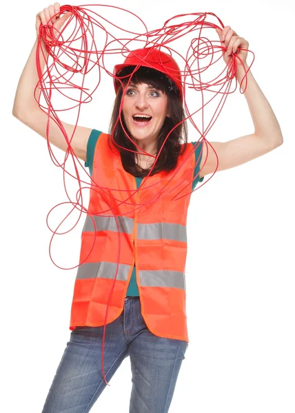 Membangun wanita dalam rompi reflektif dan terjerat kabel merah — Stok Foto