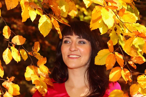 Mujer alegre en el parque de otoño —  Fotos de Stock