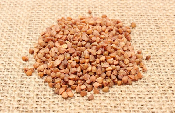 Cumulo di grano saraceno su tela di iuta — Foto Stock