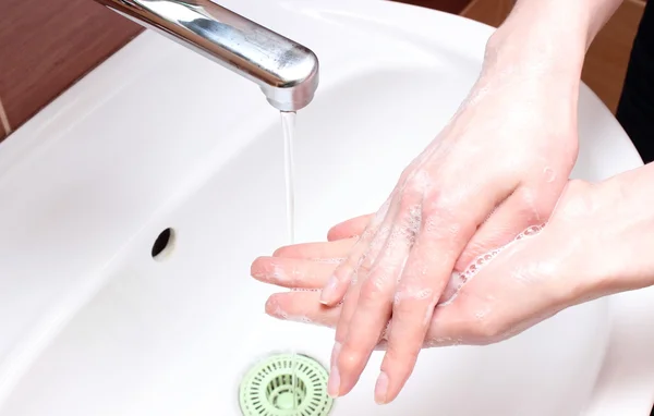 Mytí rukou pod tekoucí vodou — Stock fotografie