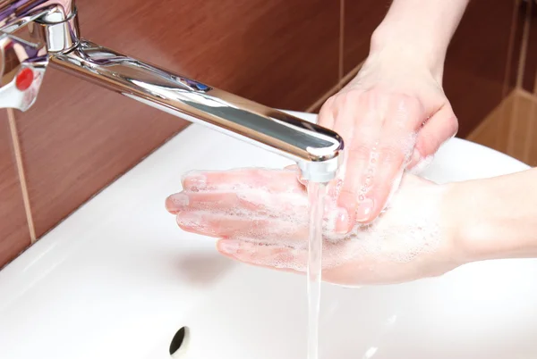 Lavaggio delle mani sotto l'acqua corrente — Foto Stock