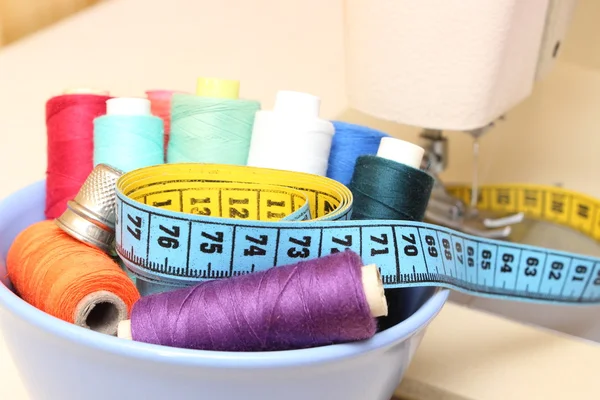 Kleurrijke spoelen van wol, lintmeter en vingerhoed — Stockfoto