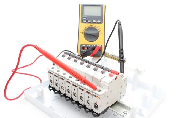 Interruptor eléctrico en el panel de control y multímetro — Stockfoto