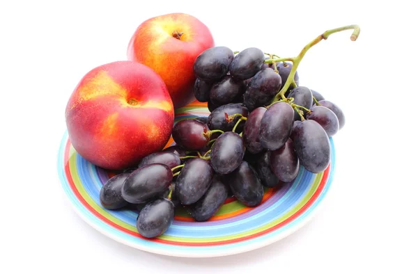 Frutas em prato colorido isolado no fundo branco — Fotografia de Stock