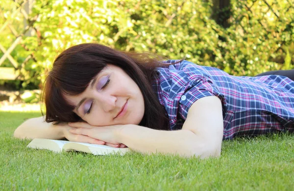 Spící žena po přečtení knihy — Stock fotografie