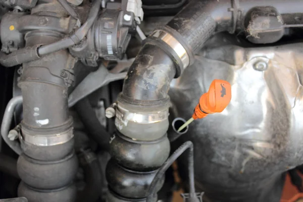 Měrka oleje motoru v motoru automobilu — Stockfoto