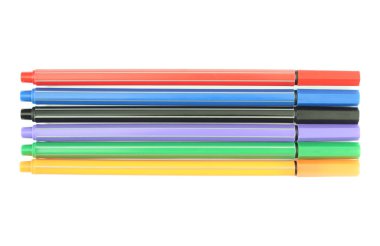 Beyaz arkaplanda çok renkli işaretler