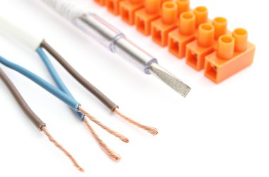 Beyaz arka plan üzerinde izole kablosu elektrik aksesuarları