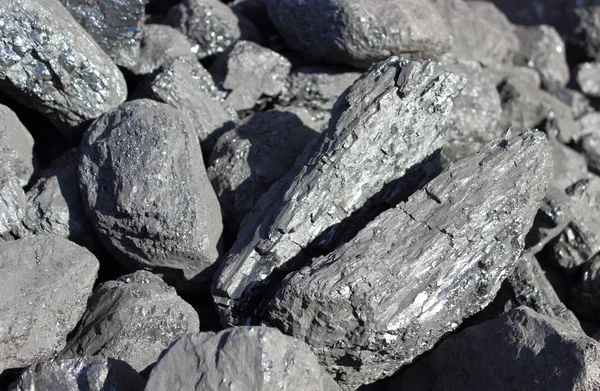 Stack of large and black coal lumps prepared for winter — Stock Photo, Image