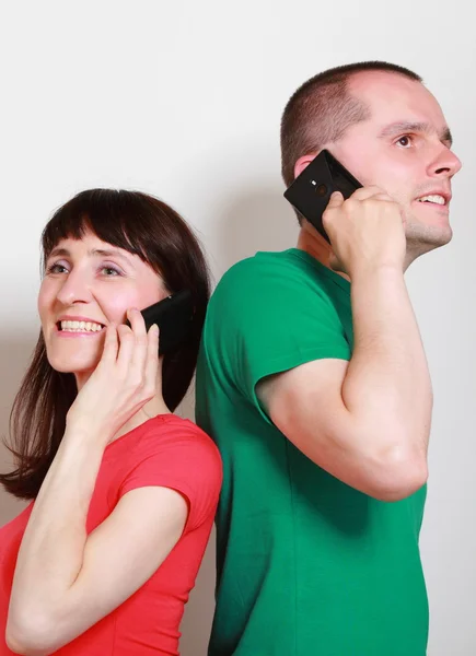 Femme et homme avec sourire parlant sur téléphone portable — Photo