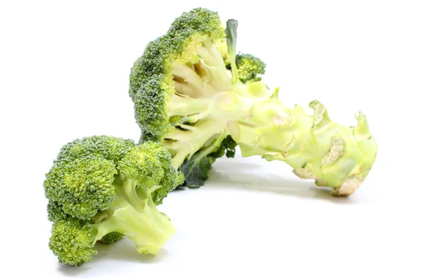 Portion de brocoli vert frais. Fond blanc — Photo