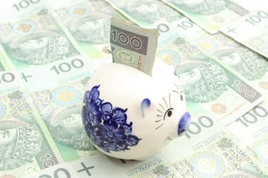 kumbara ve para kağıt yığını