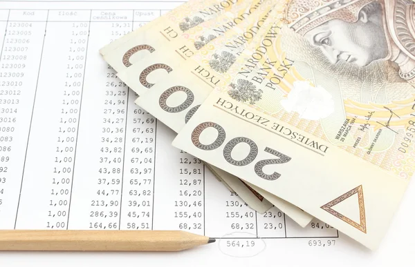 Pengar och penna liggande på kalkylblad — Stockfoto