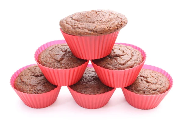 Pila de magdalena de chocolate recién horneado en taza de silicona roja —  Fotos de Stock