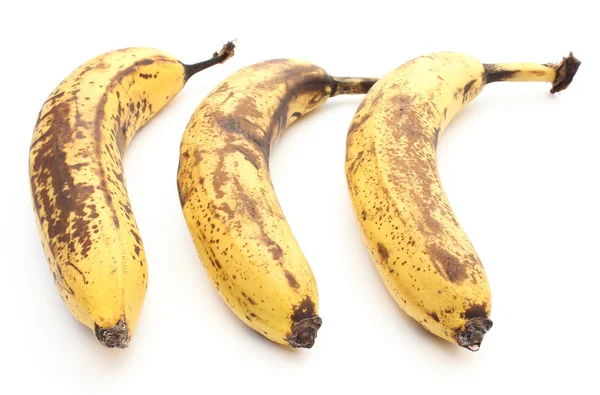 Três bananas velhas e maduras demais no fundo branco — Fotografia de Stock