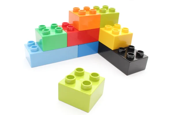 Blocs de construction colorés sur fond blanc — Photo