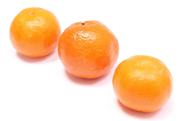 Mandarines fraîches et orange sur fond blanc — Photo