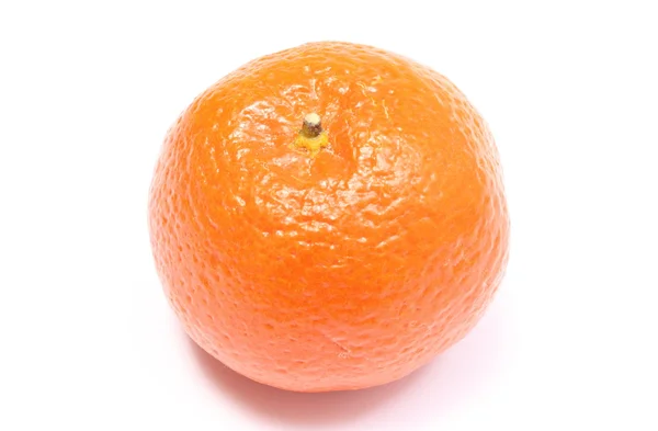 Mandarine fraîche et orange sur fond blanc — Photo