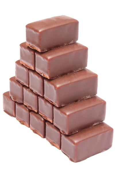 Stapel van chocolade snoepjes op witte achtergrond — Stockfoto