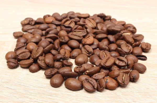木製の背景の上にコーヒーのヒープ — ストック写真