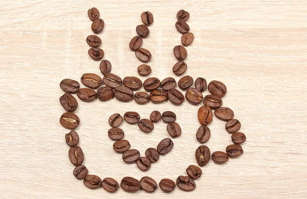 Coupe de grains de café en forme de coeur. Fond en bois — Photo