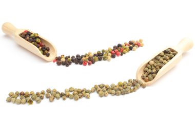 renkli ve tahta kaşıklar üzerinde yeşil biber