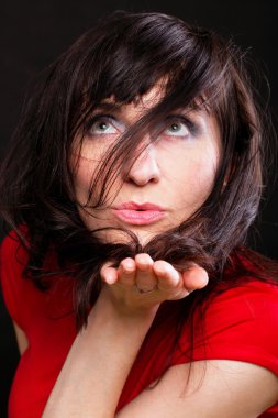 öpücük göndermeyi seksi güzel kadın portresi