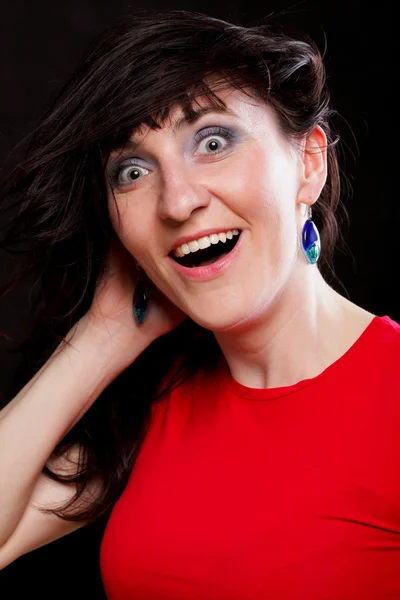 Überrascht Frau mit Lächeln auf schwarzem Hintergrund — Stockfoto