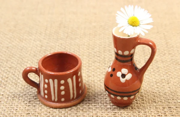 Margarita blanca en jarrón de cerámica marrón sobre lienzo de yute — Foto de Stock