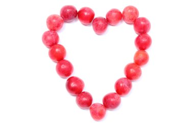 beyaz zemin üzerine kırmızı mirabelle kalbinde