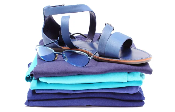 女人味凉鞋和太阳镜上桩的蓝色的衣服。白色背景 — 图库照片