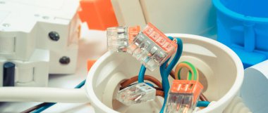 Evin elektrik tesisatı ve inşaat şemaları için bileşenler ve aksesuarlar