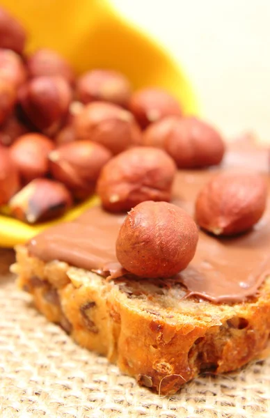 Hazelnoot en sneetjes brood met chocolade crème — Stockfoto