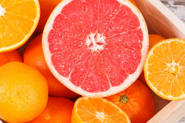新鲜的天然柑橘在木箱里 节食和健康营养的概念 — 图库照片